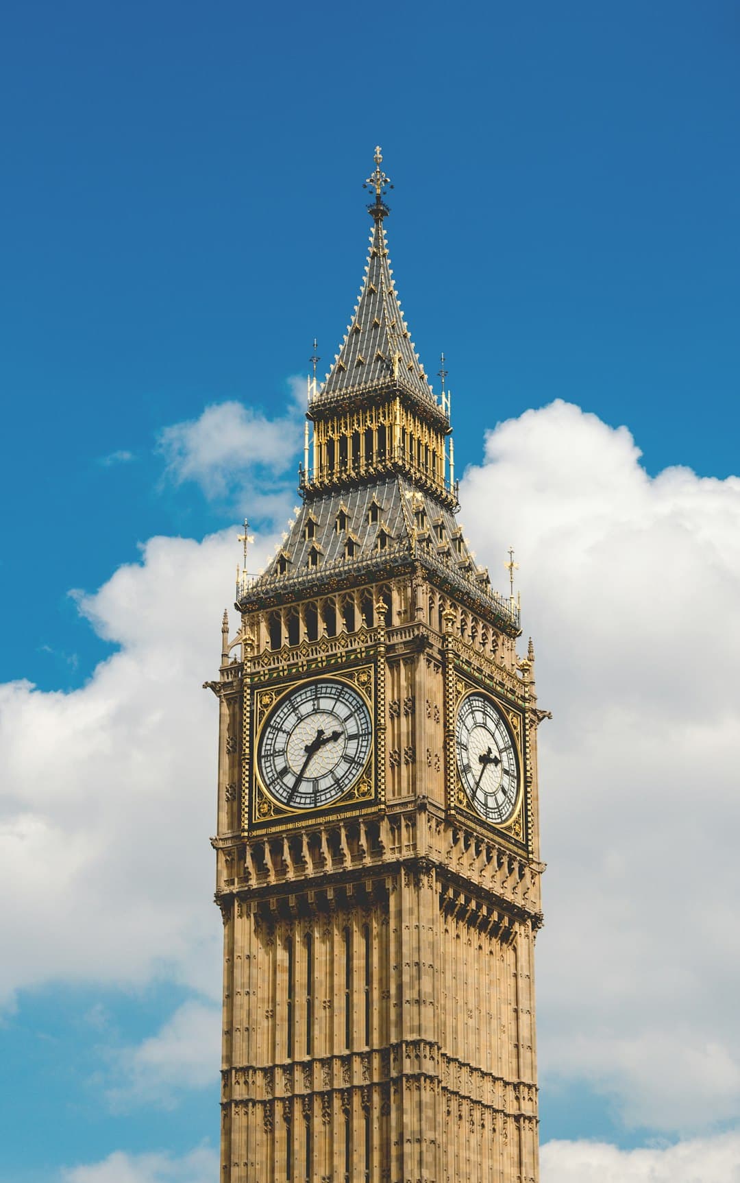 Cultural trip to London, United Kingdom for 2 people over 7 days – $1000 total
